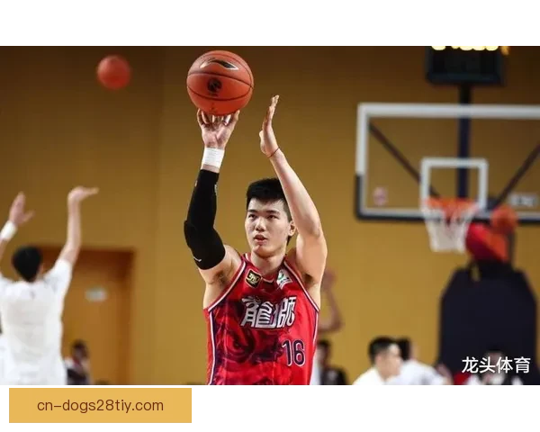 脚踝扭伤无碍焦泊乔出席发布会